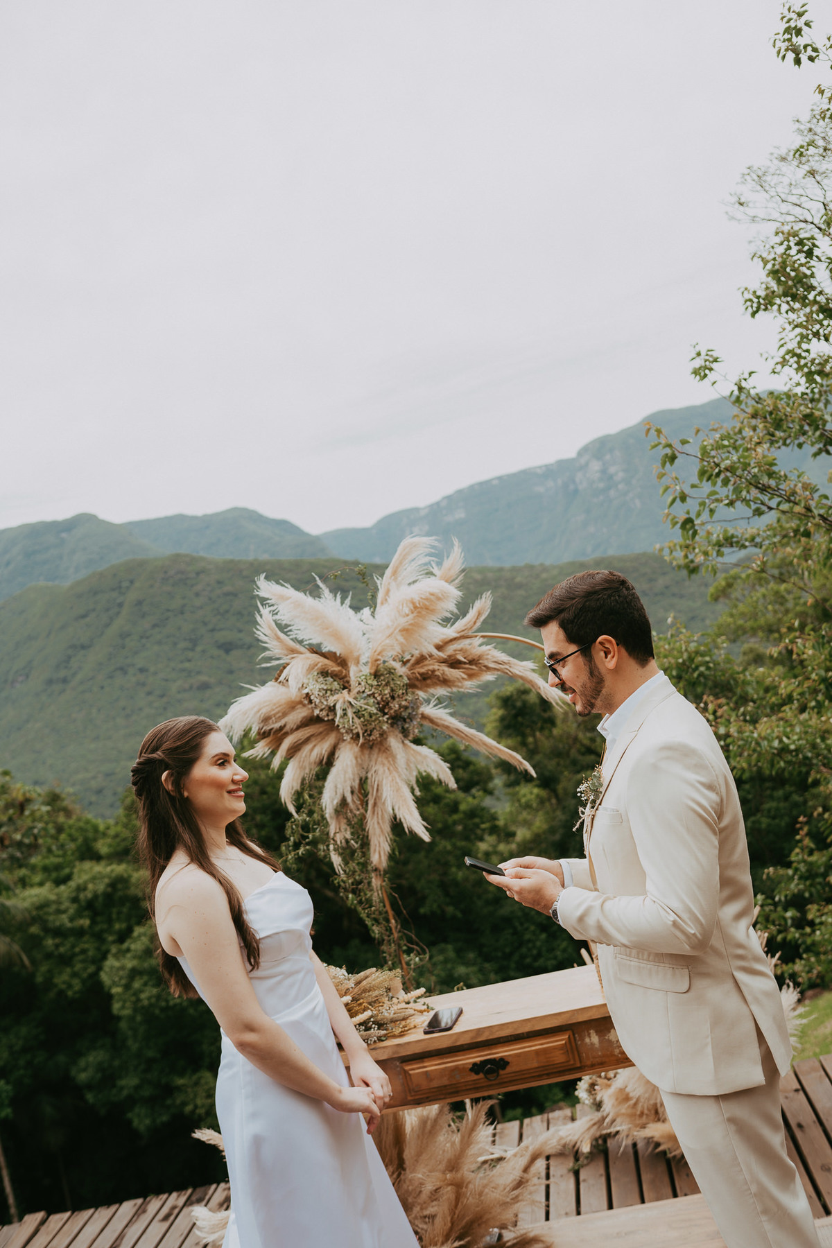 Destination wedding na Morada dos Canyons, onde o cenário não rouba a cena, apenas acompanha a história do casal.