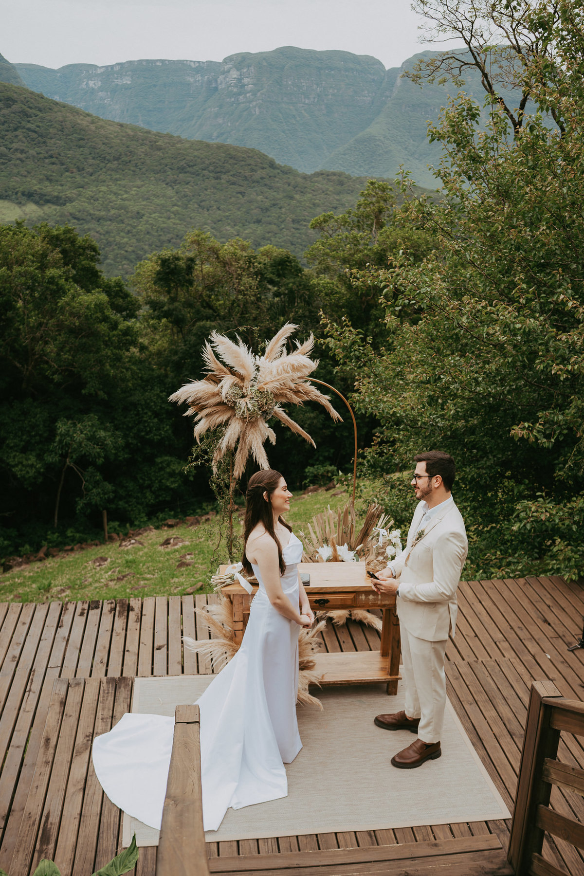 Um casamento intimista que respeitou o silêncio, o tempo e a verdade. Destination wedding vivido na Morada dos Canyons