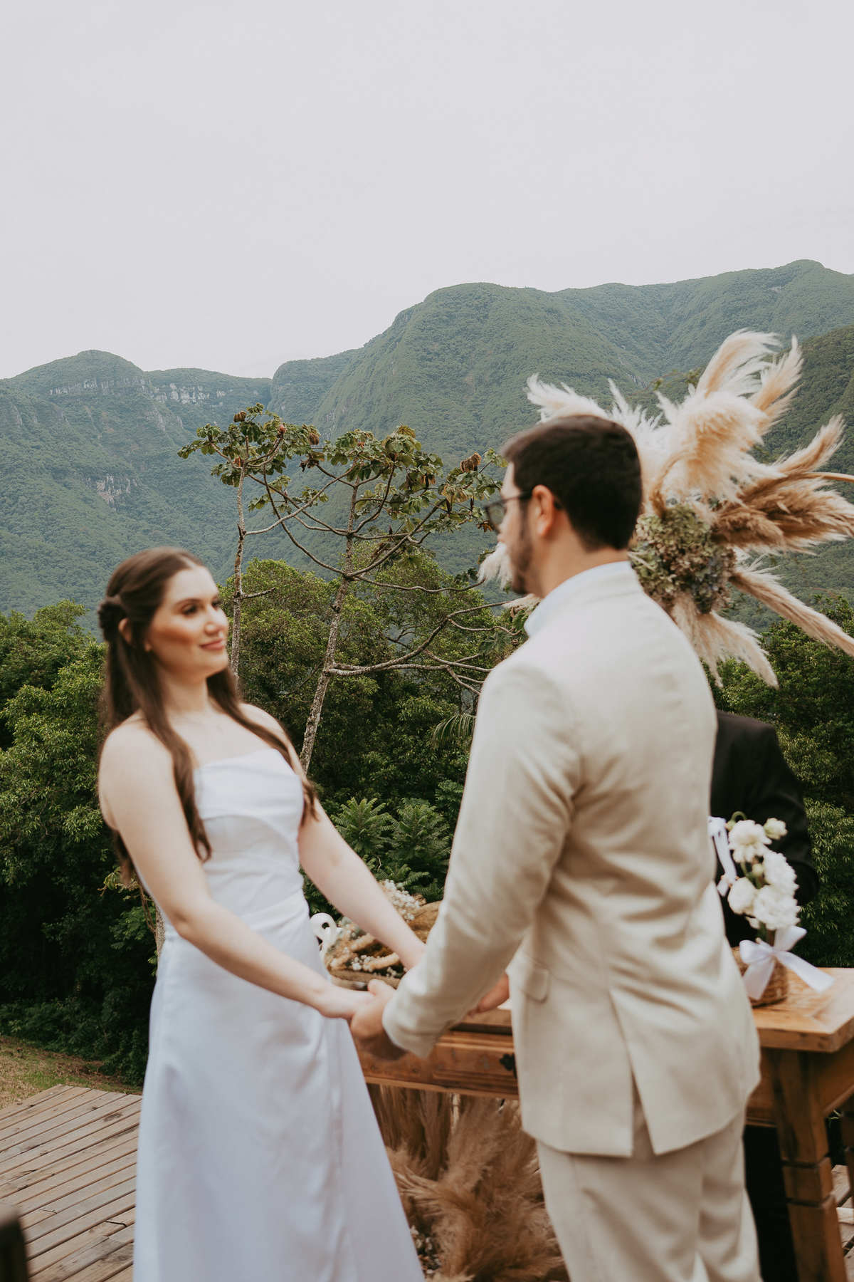Elopement wedding na Morada dos Canyons, onde a experiência vem antes do protocolo e a presença conduz o dia.