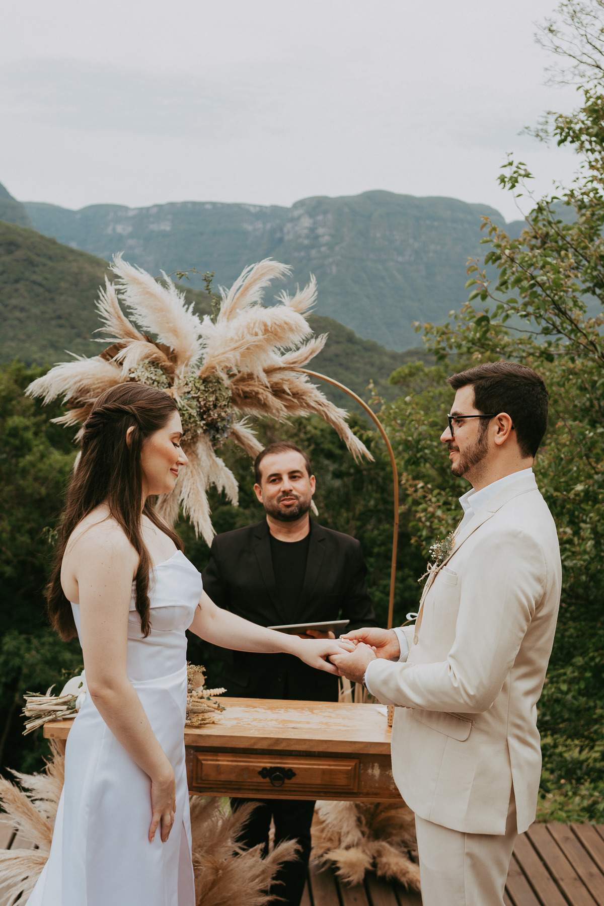 Casamento intimista na Morada dos Canyons, cercado de natureza e significado. Um destination wedding vivido com calma e intenção.