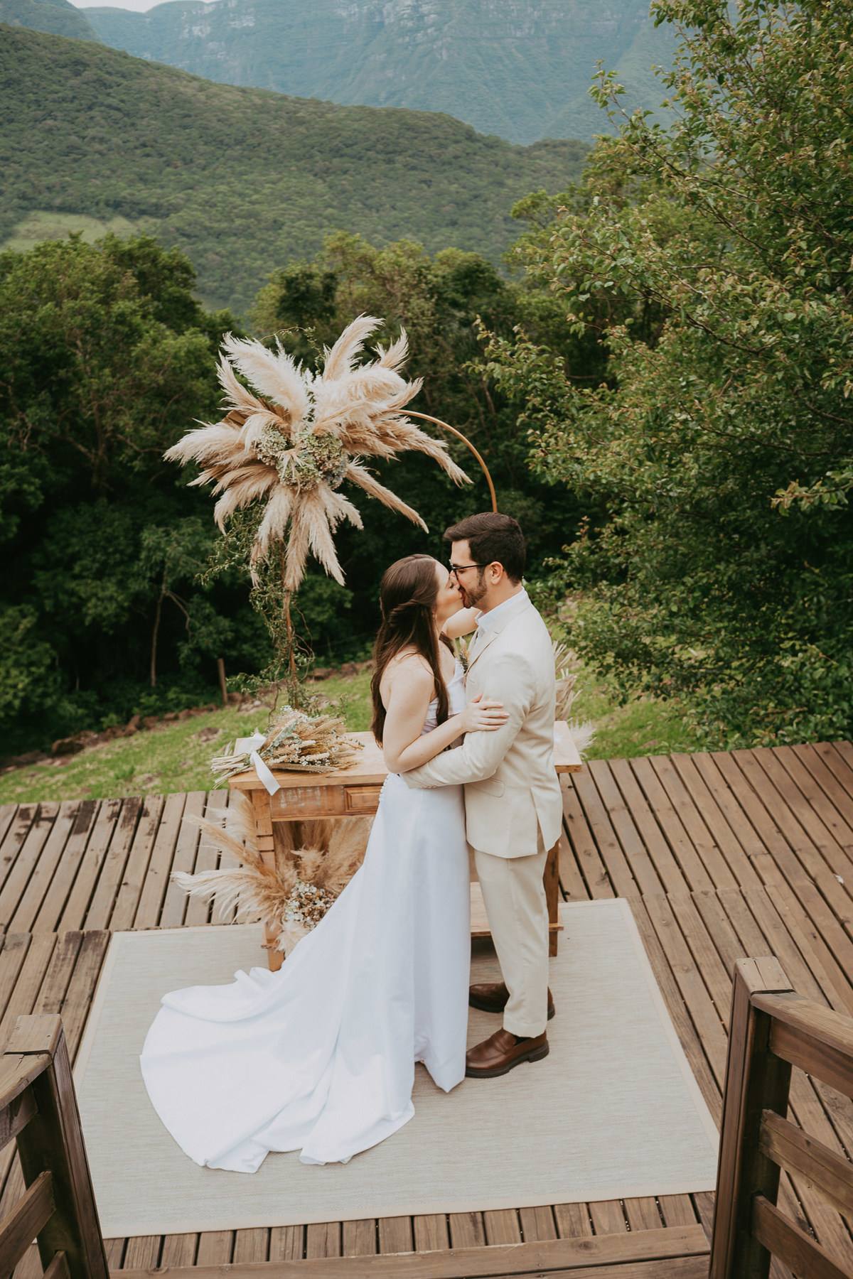 Pedro e Marina transformaram viagem em celebração. Um destination wedding intimista na Morada dos Canyons, marcado por presença e conexão.