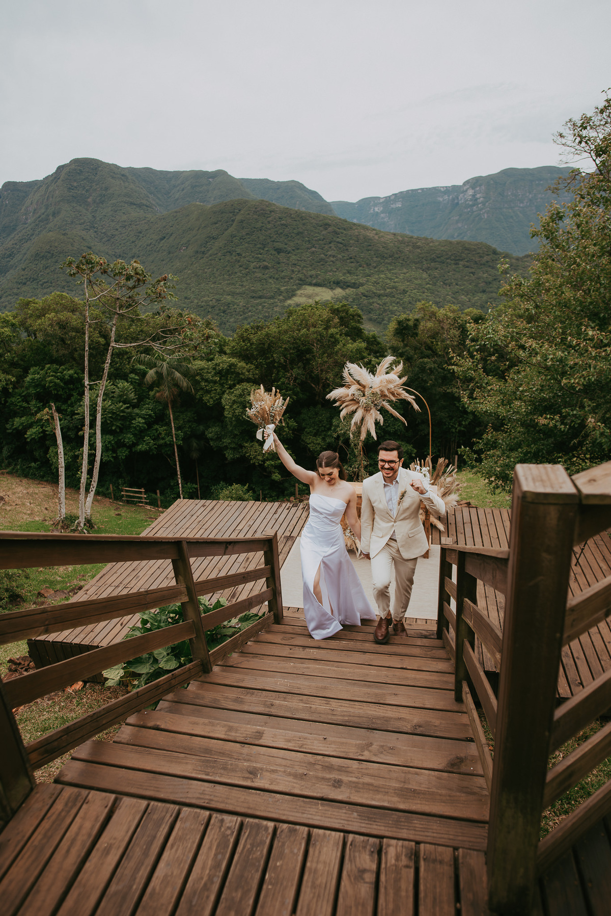 Destination wedding em Praia Grande, SC. Um casamento intimista na Morada dos Canyons, vivido no tempo do casal.