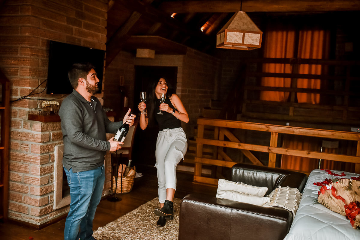 casal comemorando pedido de casamento 