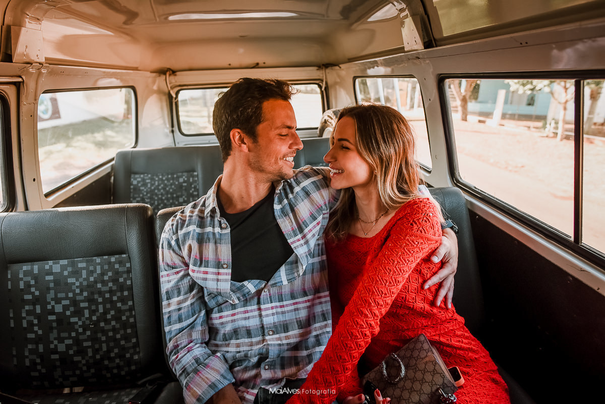fotografia de casal na kombi em Praia Grande Santa Catarina, kombi da canyons e peraus 