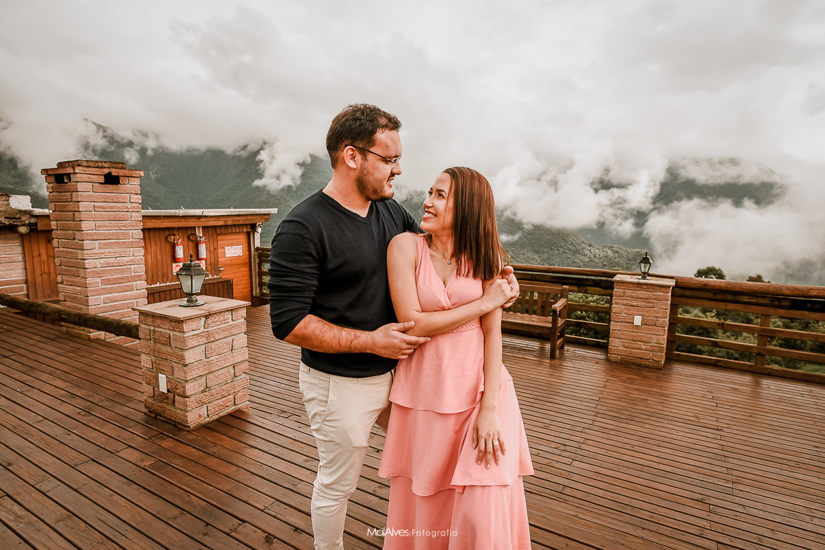 fotografia de casal abraçado no mirante da pousada morada dos canyons em praia grande sc