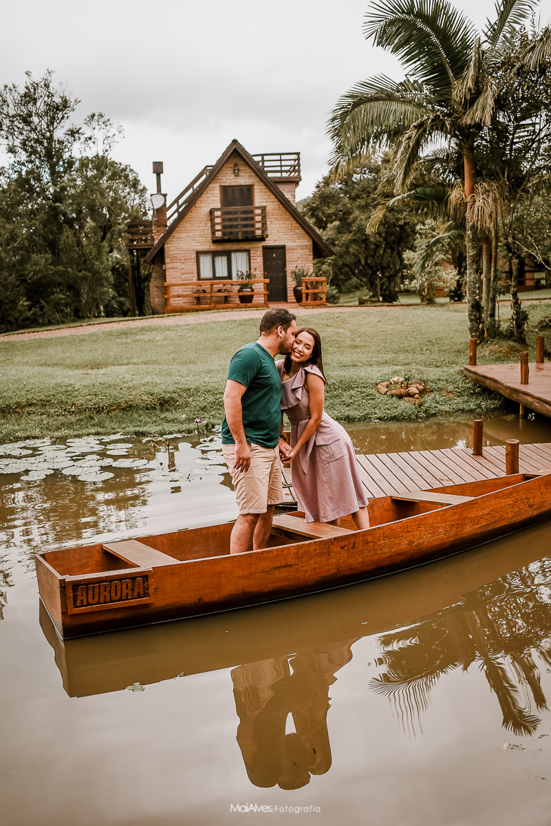 barco aurora no lago da morada dos canyons 