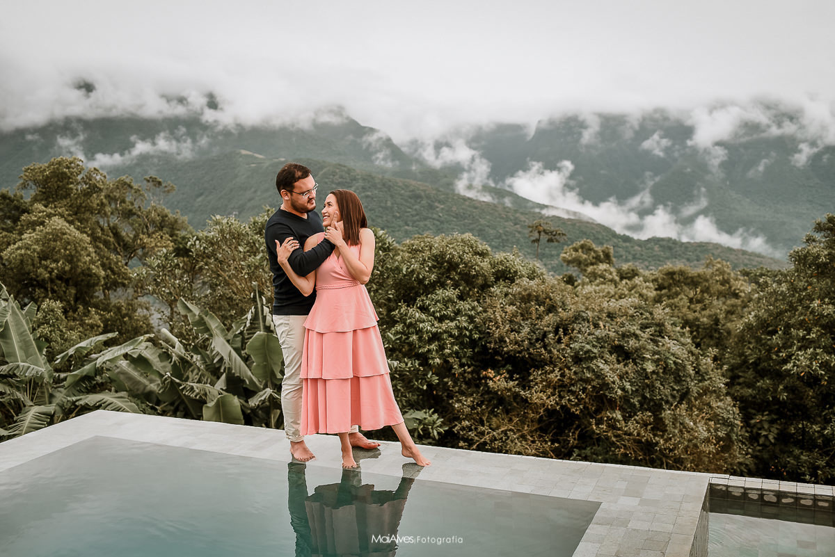 foto de casal na piscina com borda infinita com vista para o canyon indio coroados 