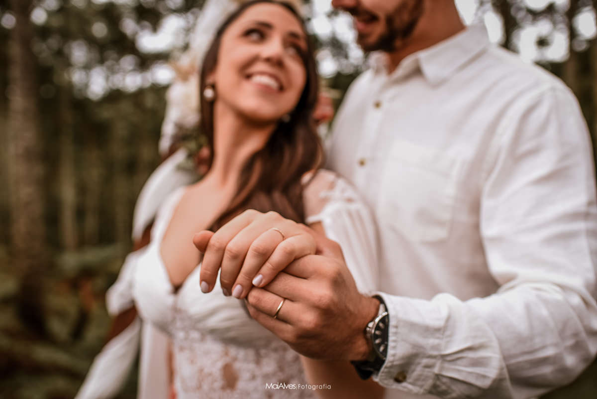 fotografia de noivos com aliança de casamento elopement wedding