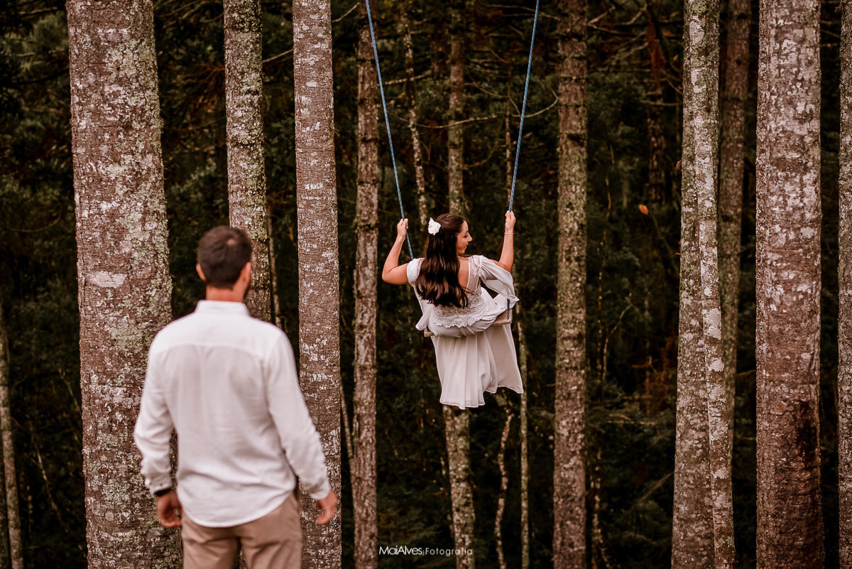 noivos andando de balanço 