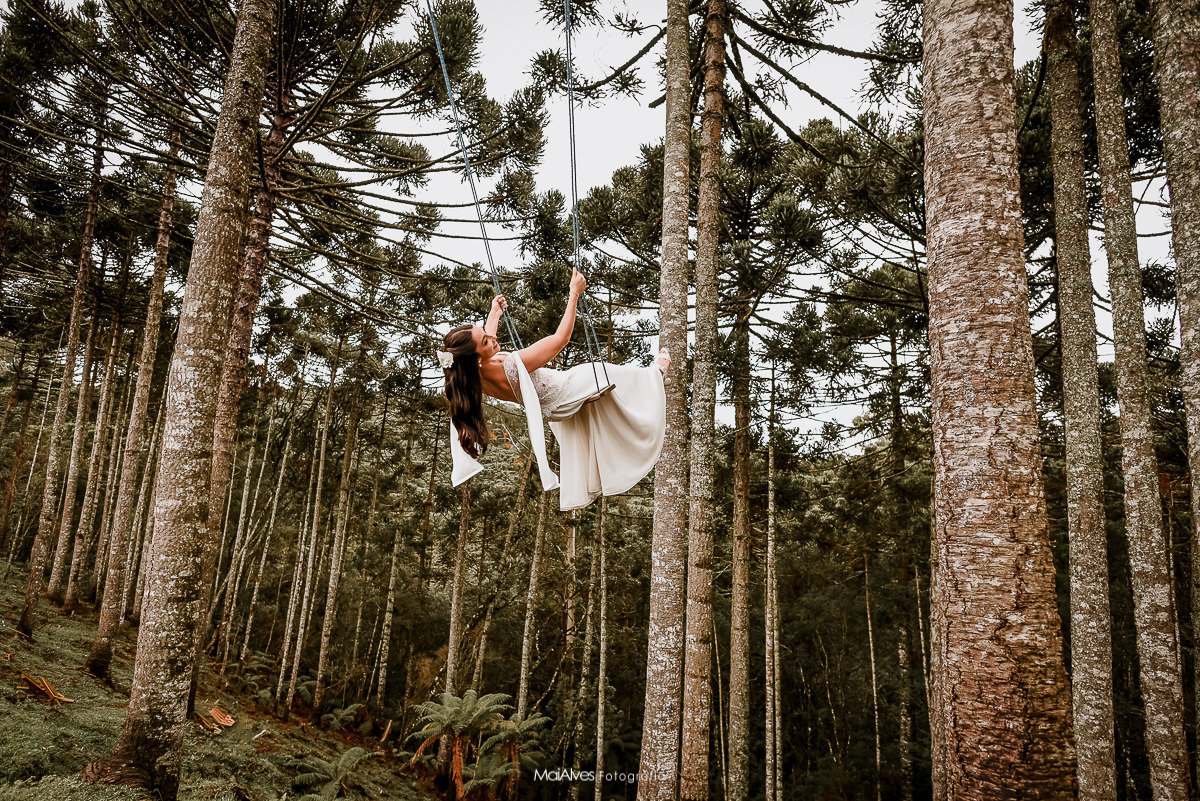 noiva andando de balanço após casamento 