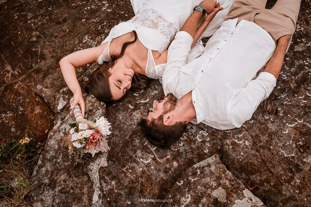 ideia de pose de casal deitado 