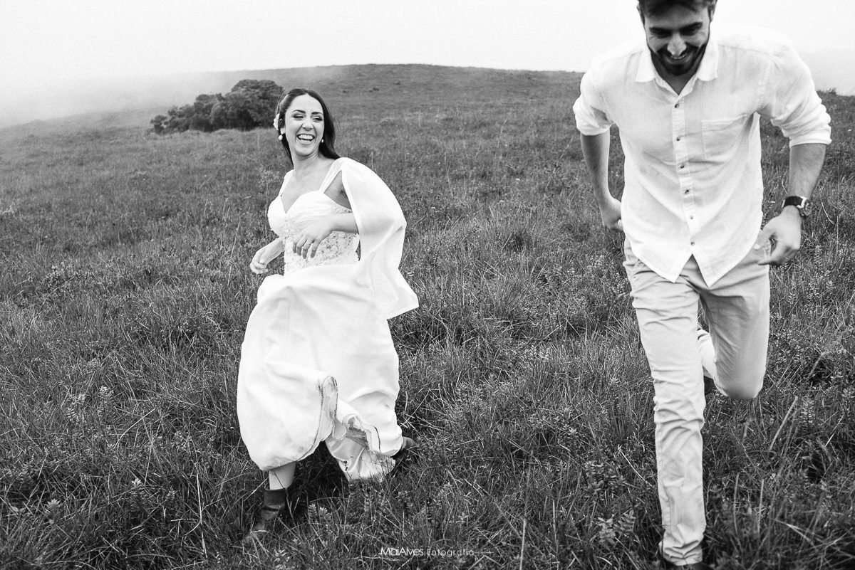 ideais de fotos de casal de noivos correndo na serra 