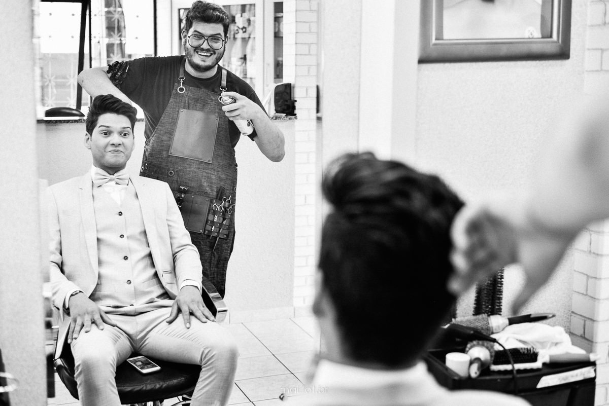 noivo finalizando o cabelo 