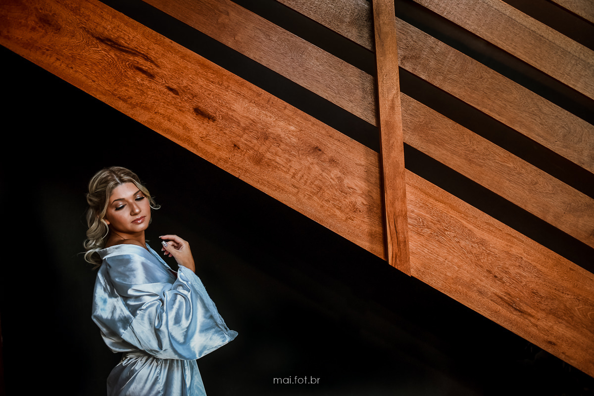 noiva de robe na escada antes de se vestir 