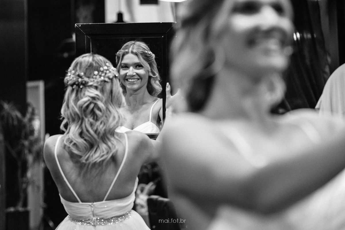 noiva se olhando no espelho 
