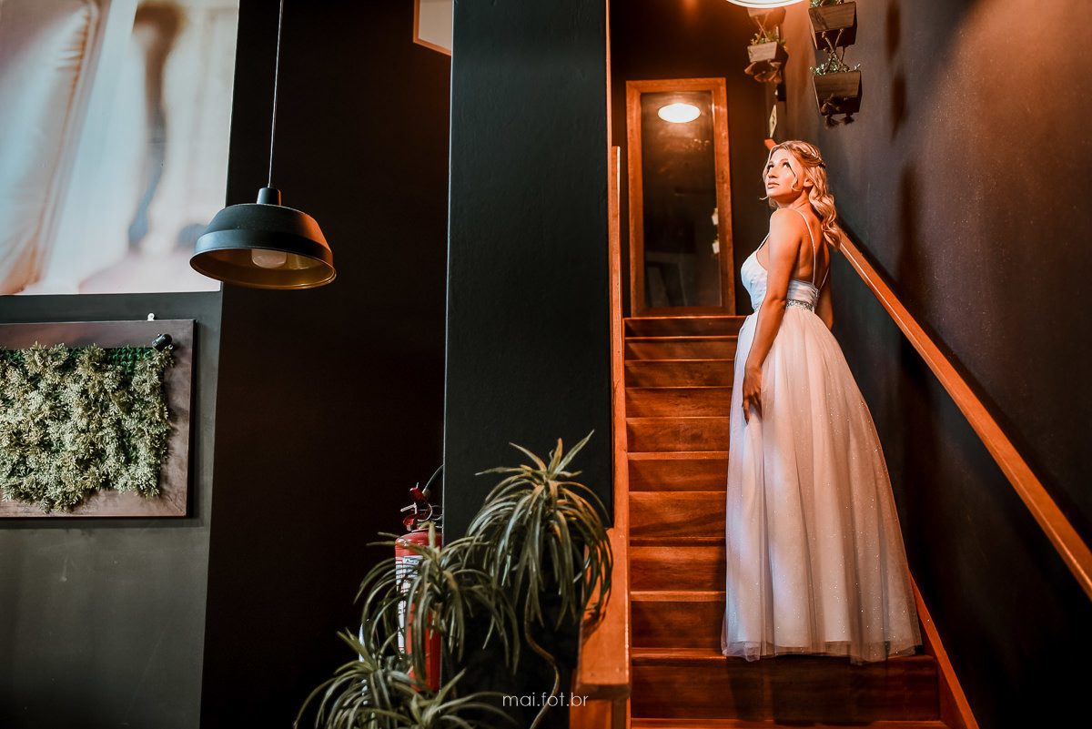 noiva pronta na escada do salão Splendore Hair & Beauty em criciuma 
