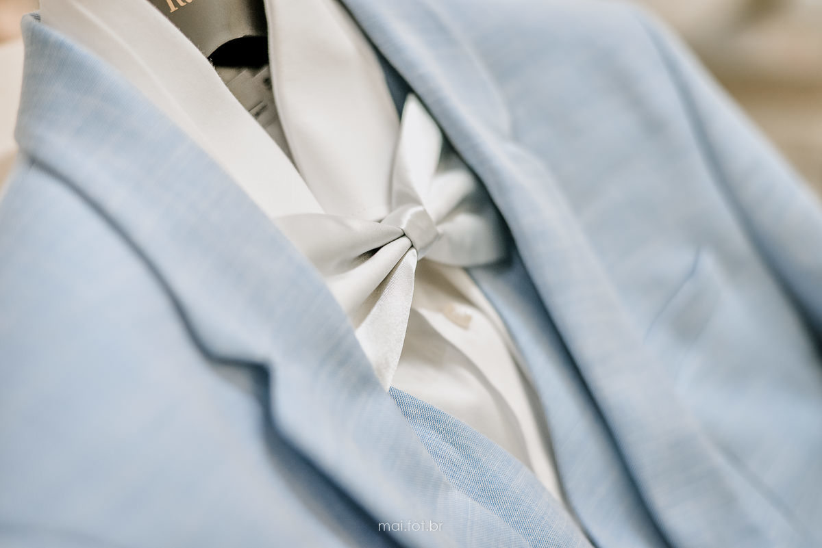 Detalhe do terno do noivo, terno azul  e gravata borboleta, making of do noivo 