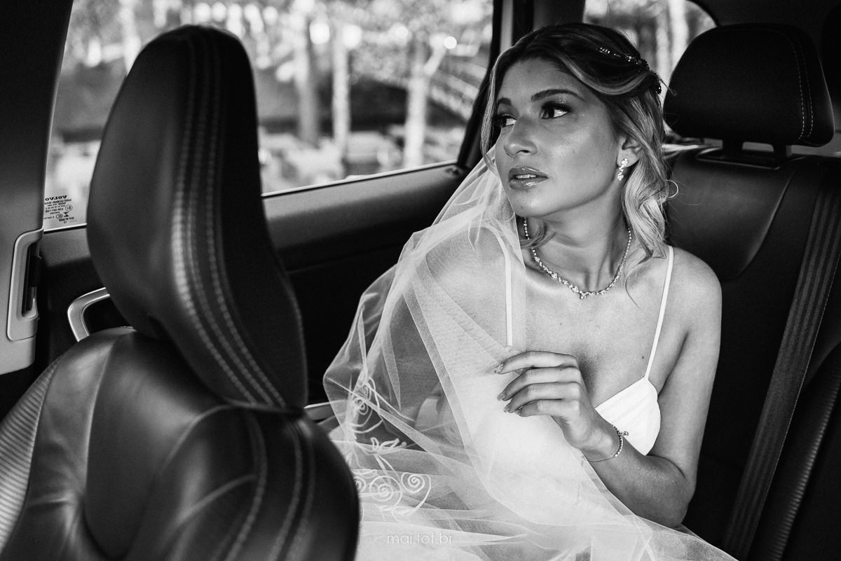 fotografia da noiva no carro antes do casamento 