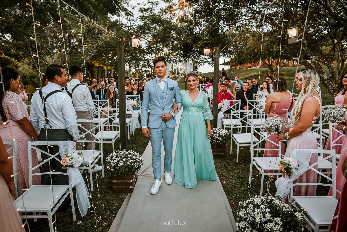 entrada do noivo durante a cerimonia de casamento no fim da tarde em içara 