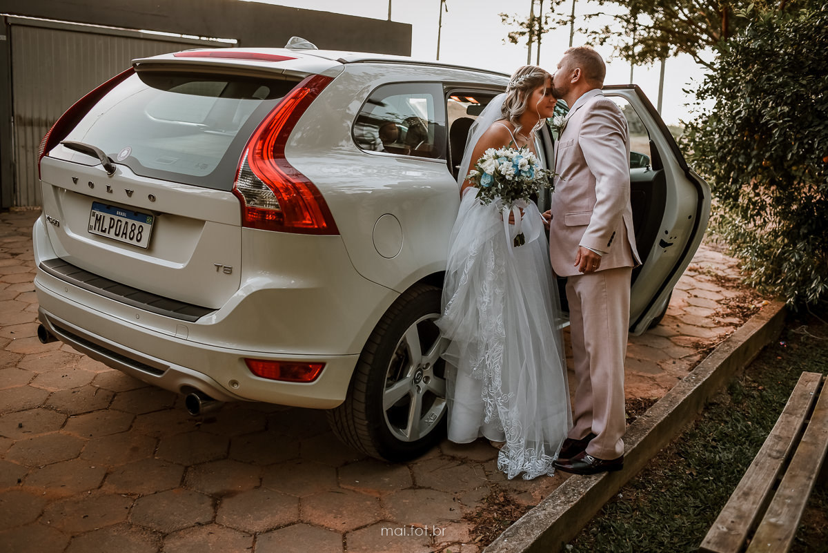 pai dando um beijo na testa da filha antes da entrada do casamento 