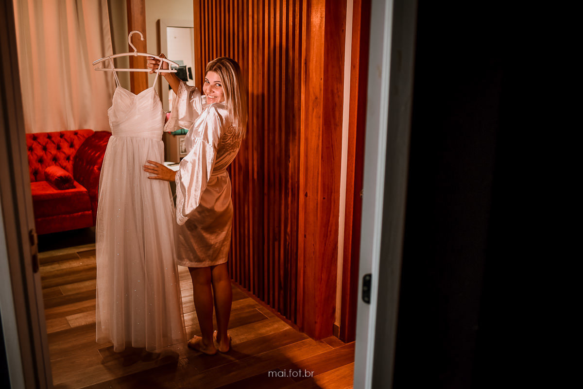 noiva segurando vestido no making of da noiva 