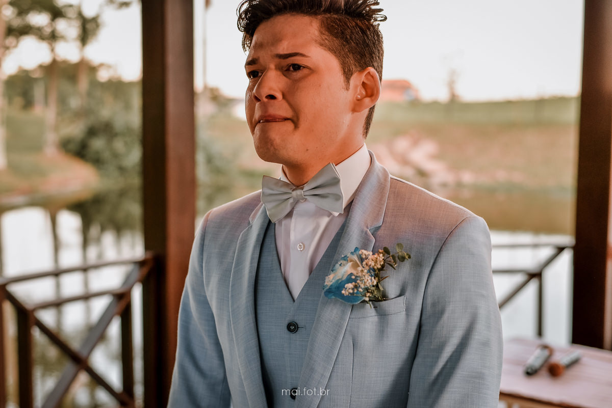 reação do noivo ao ver a noiva entrando na cerimônia de casamento  