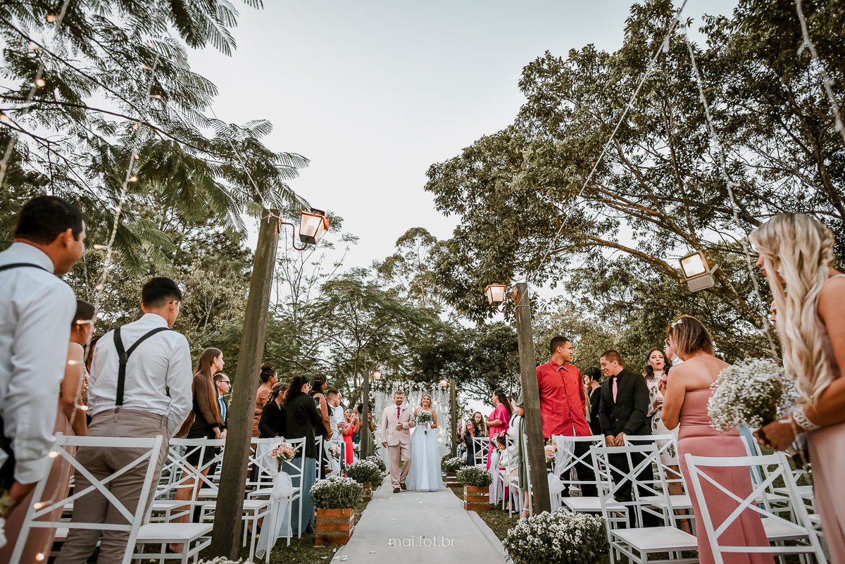 entrada da noiva na cerimonia de casamento ao ar livre em criciúma no espaço nono tchillo 