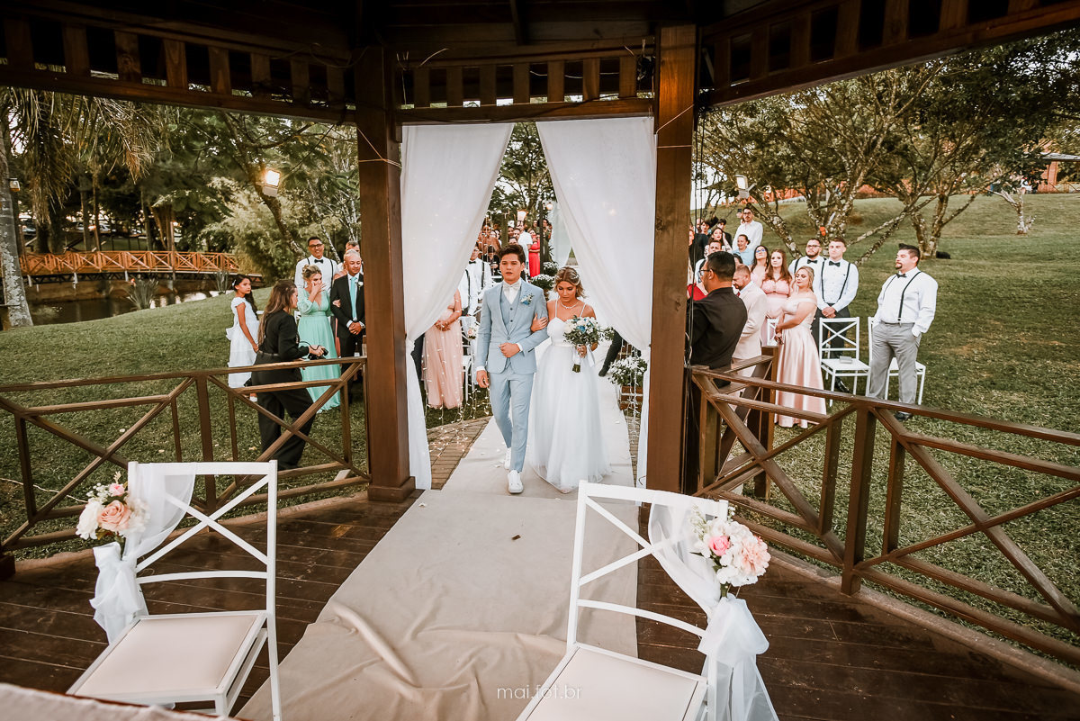 Entrada dos noivos no altar da cerimonia de casamento ao ar livre em Santa Catarina 