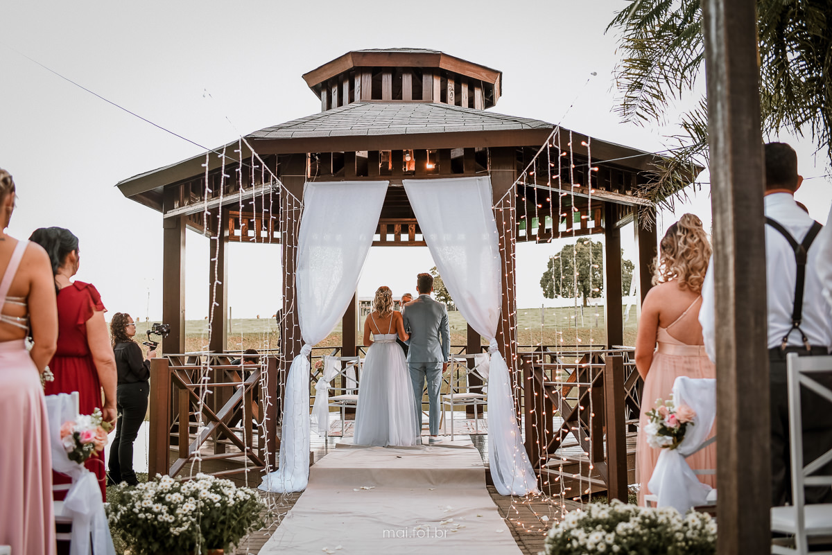 vista dos convidados da cerimonia de casamento ao ar livre no fim de tarde  no campo em criciúma santa catarina  