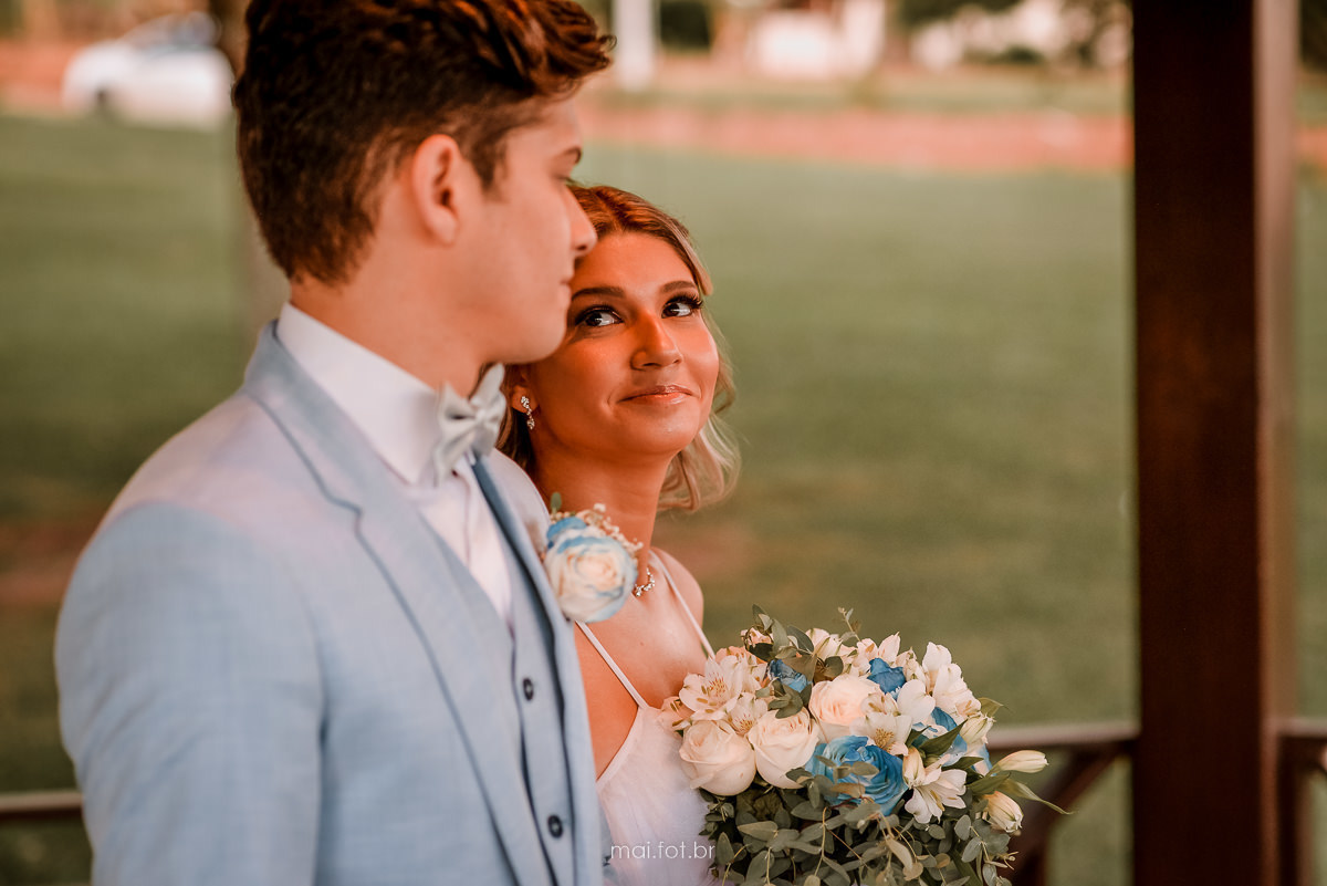 olhar entre o casal durante o casamento 