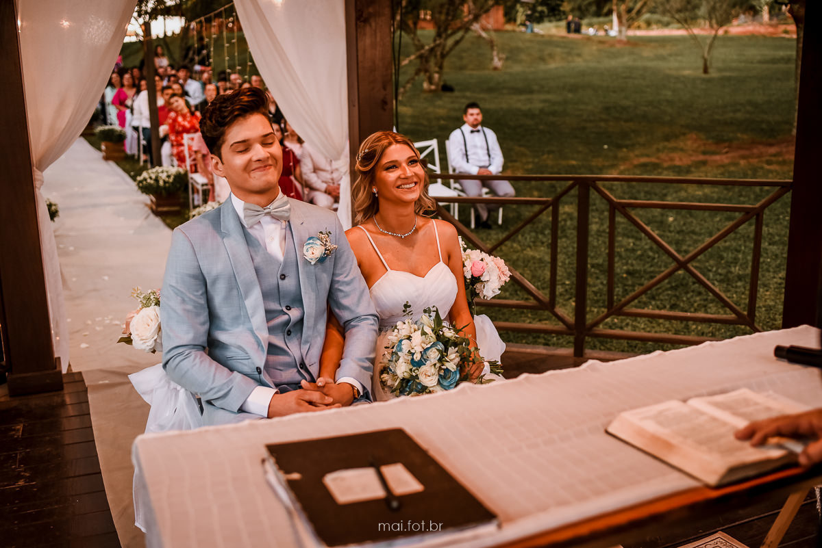 sorriso do noivo e da noiva no casamento 