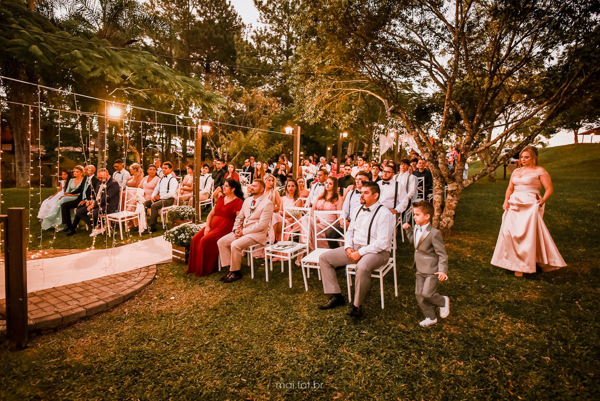 convidados na cerimonia de casamento ao ar livre durante o fim de tarde em santa catarina 