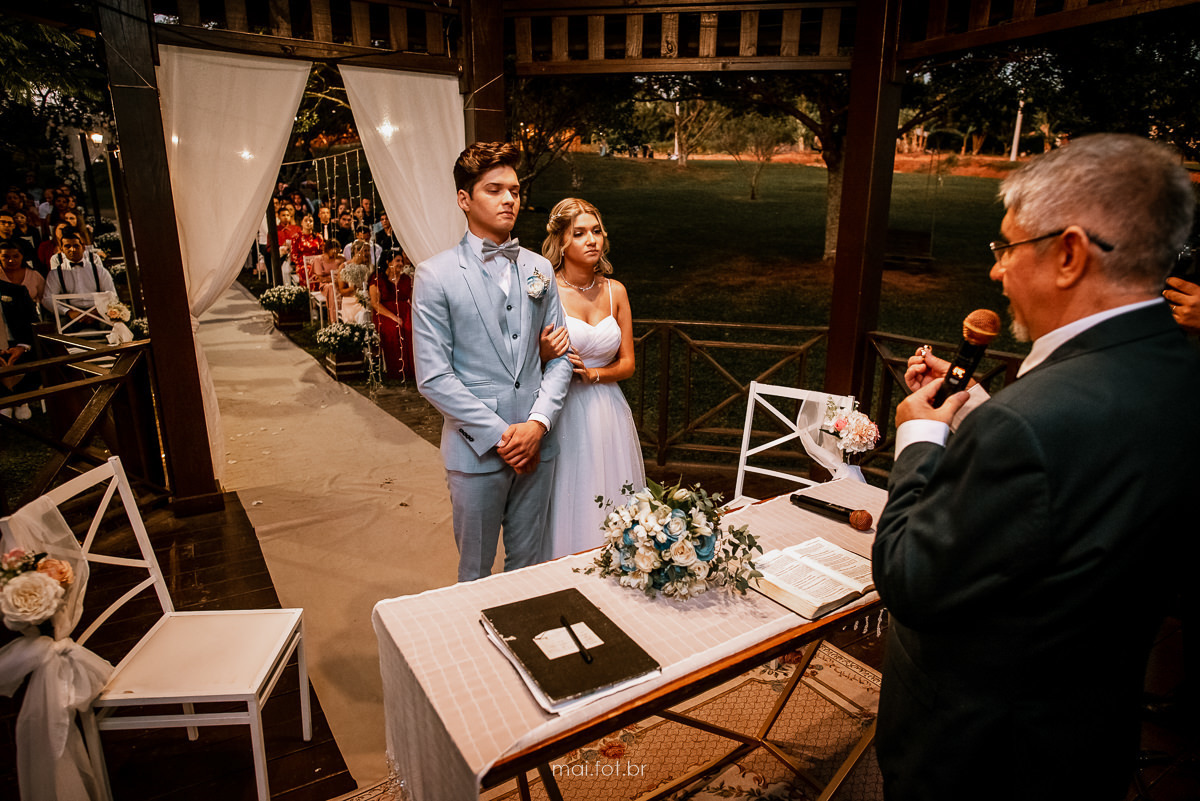 pastor com as alianças durante o casamento 