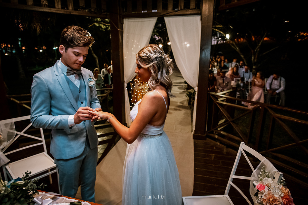 noivo colocando a aliança na noiva 