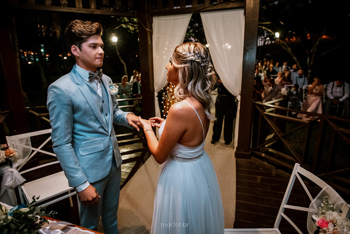 noiva colocando a aliança no noivo 