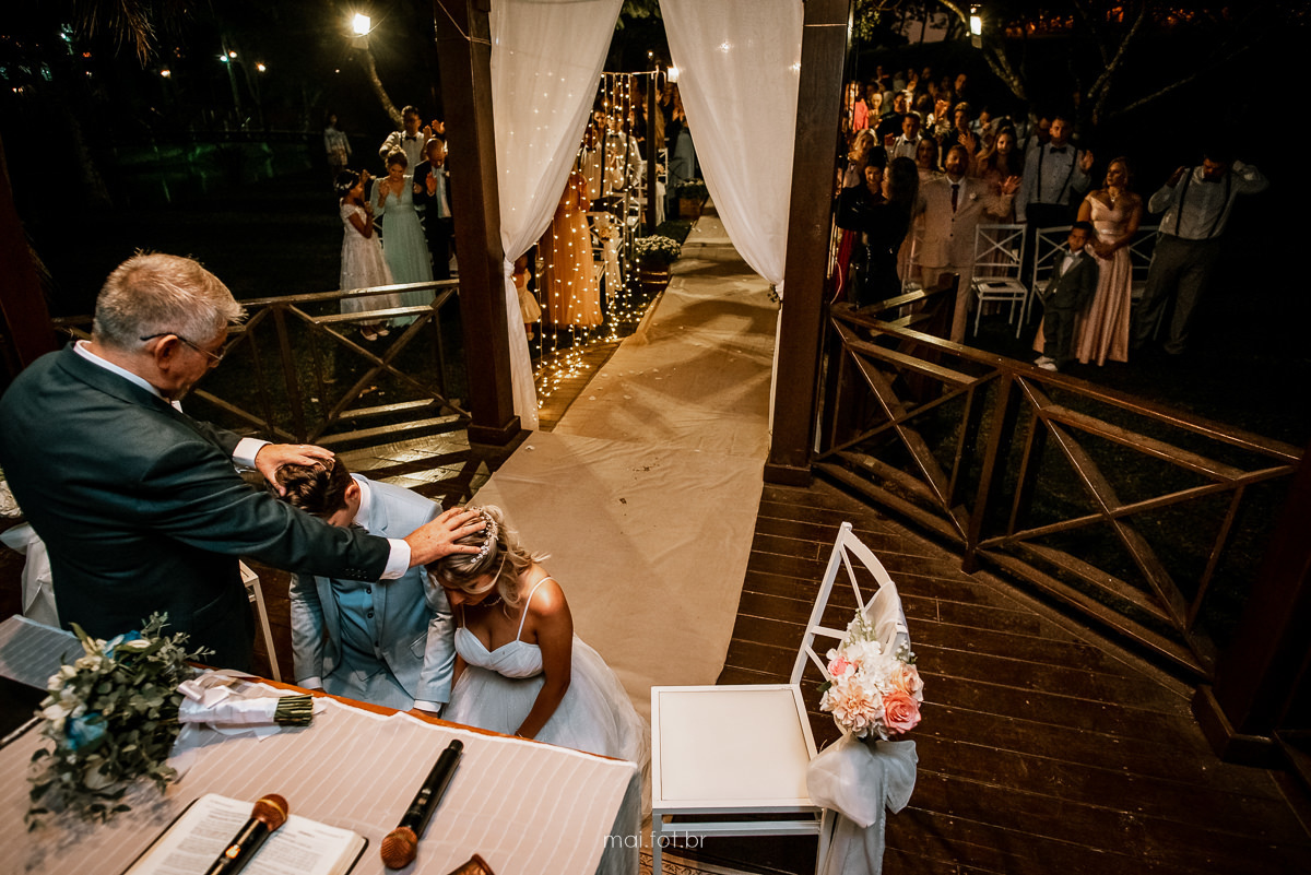 benção do pastor para o casal após a troca de alianças durante a cerimonia de casamento ao ar livre em Santa Catarina 
