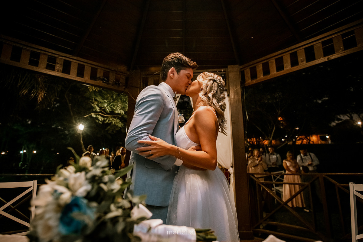 beijo do casal, noivo e noiva se beijando  após a benção do pastor da igreja 