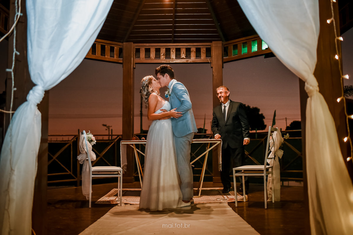 e o noivo pode beijar a noiva, depois da cerimonia de casamento 