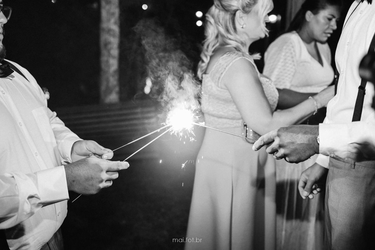 acendendo as velas sparkles para a saída dos noivos 