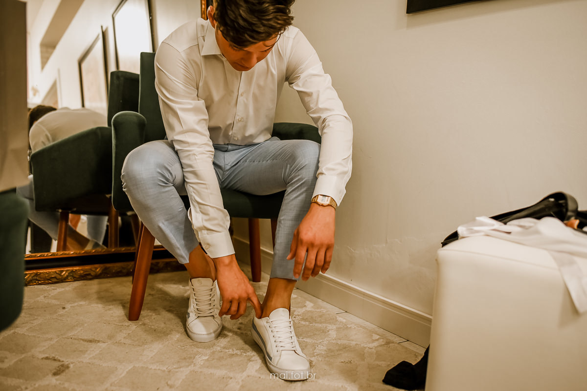 noivo calçando sapado para o casamento em içara 