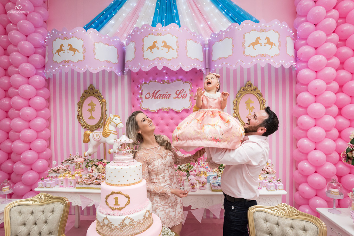 família se divertindo na festa