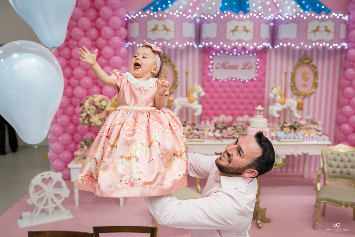 pai brincando com a filha