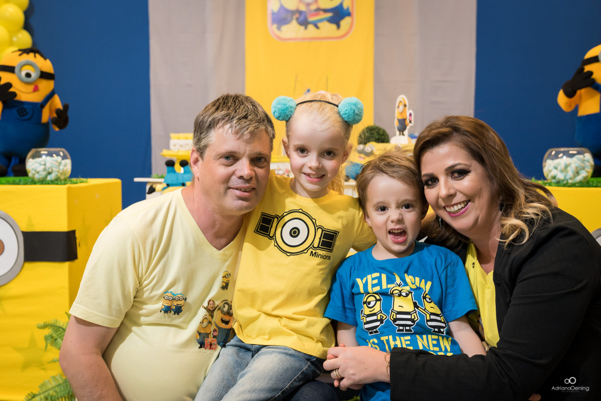 família reunida para festa de aniversário