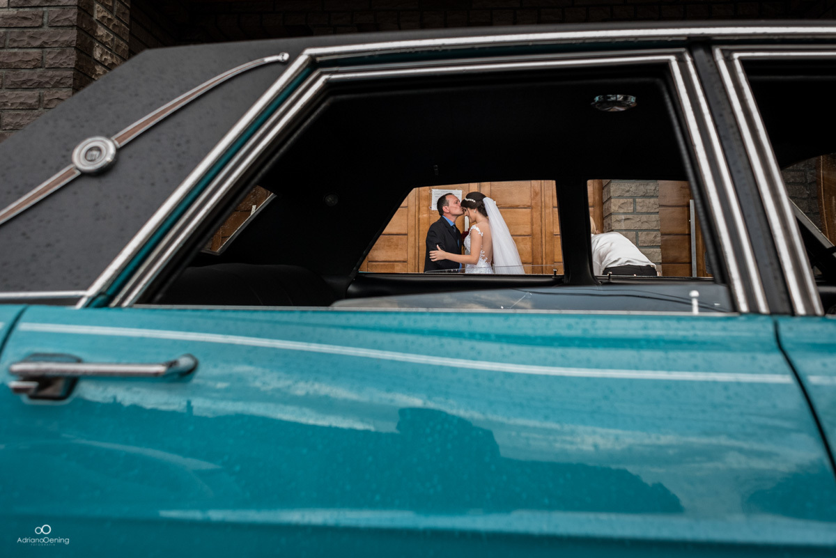 noiva se preparando para entrar na igreja