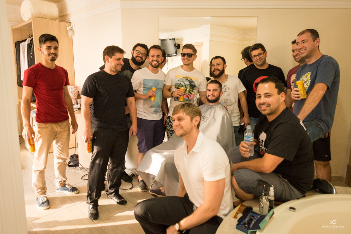 os padrinhos com o noivo