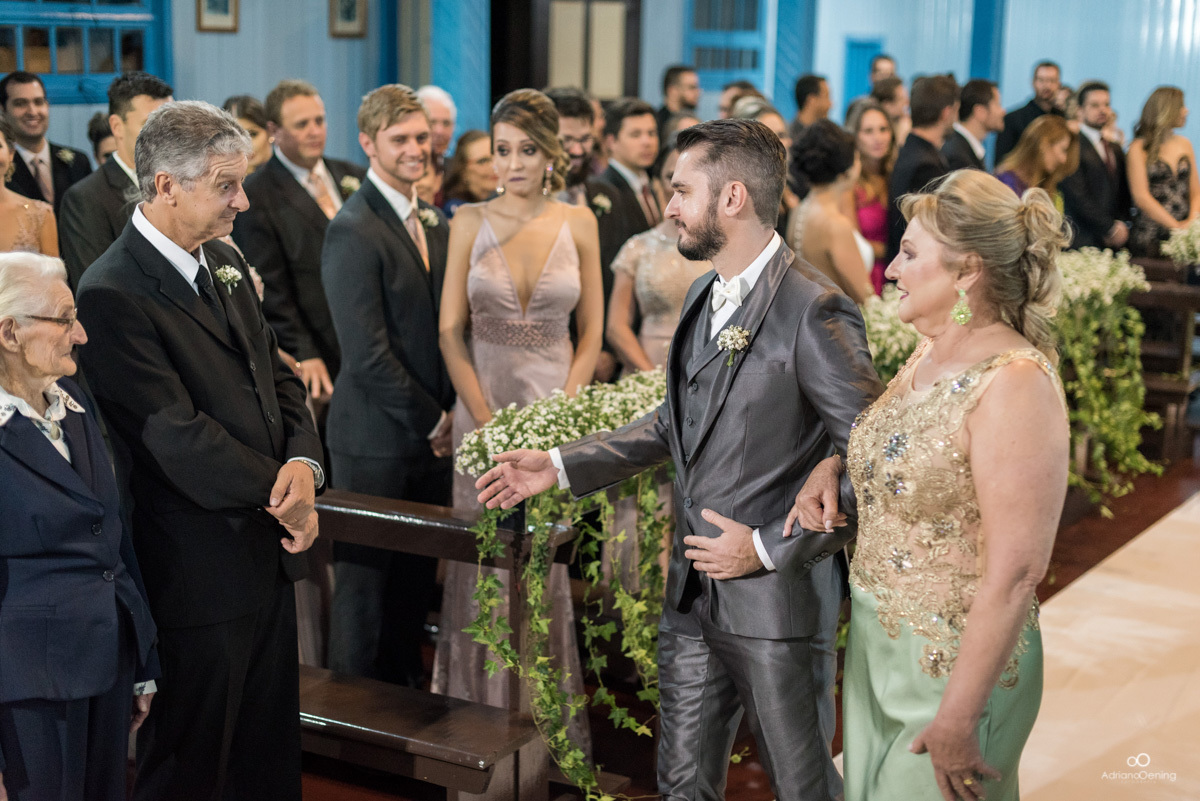 noivo entrando na igreja