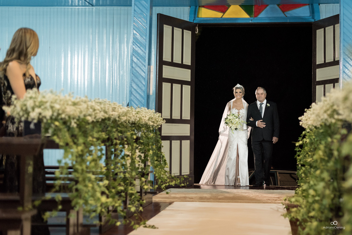 noiva entrando na igreja