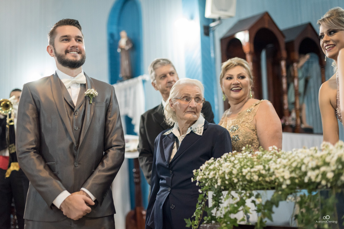 noivo aguardando entrada da noiva