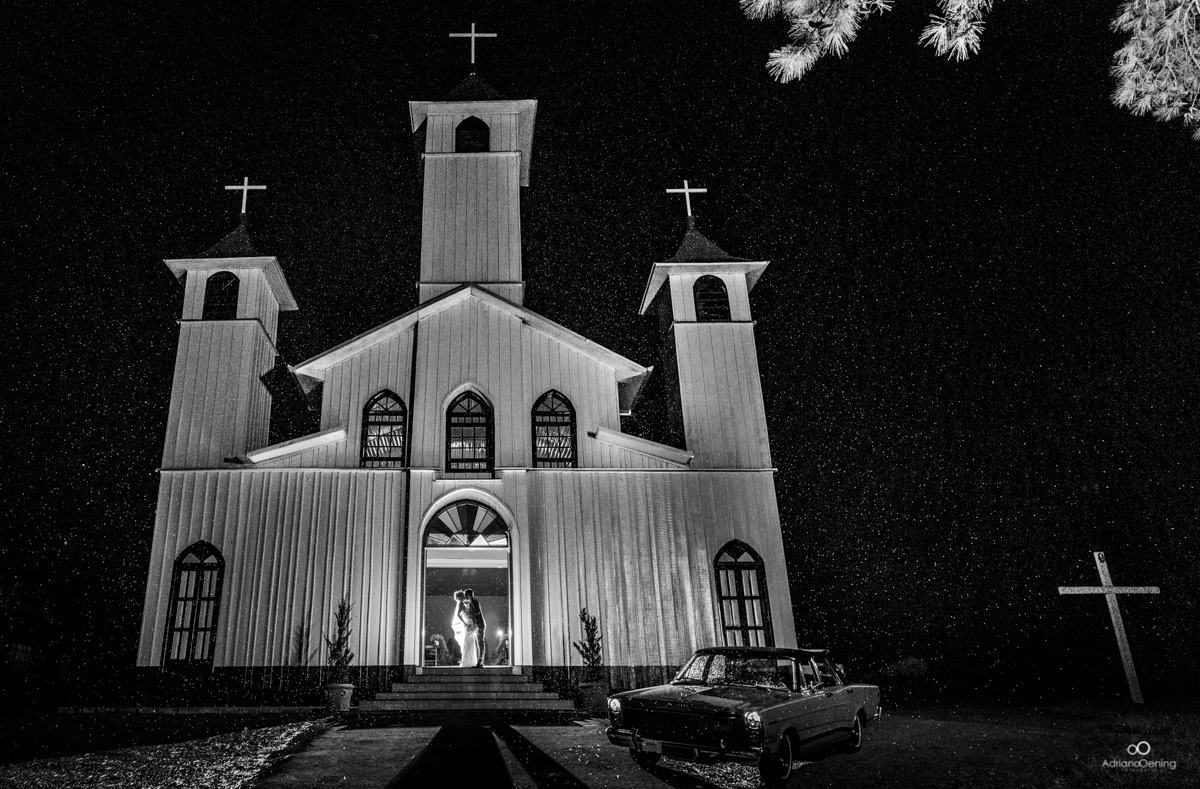 noivos-igreja-chuva-carro da noiva