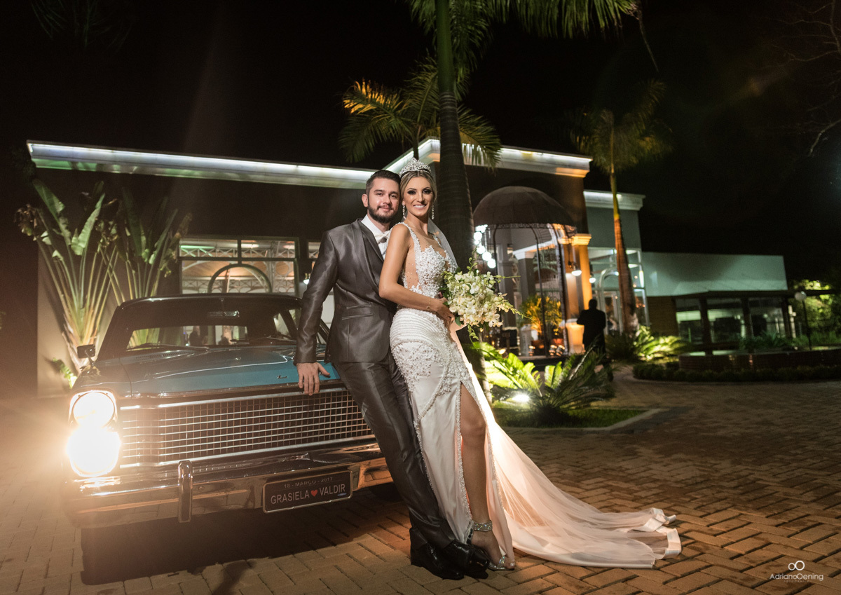 noivos-carro-vestido da noiva-casal